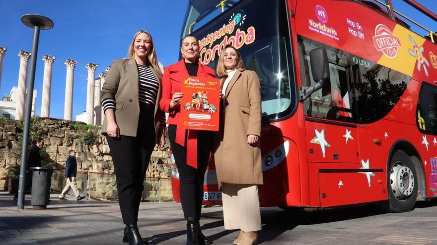 Arranca la campaña solidaria que cambia un juguete por un viaje en el bus turístico de Córdoba