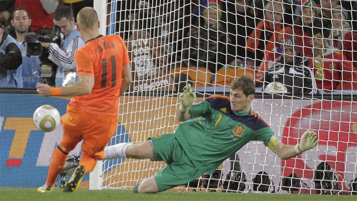 Iker Casillas despeja el disparo de Arjen Robben en una imagen de archivo