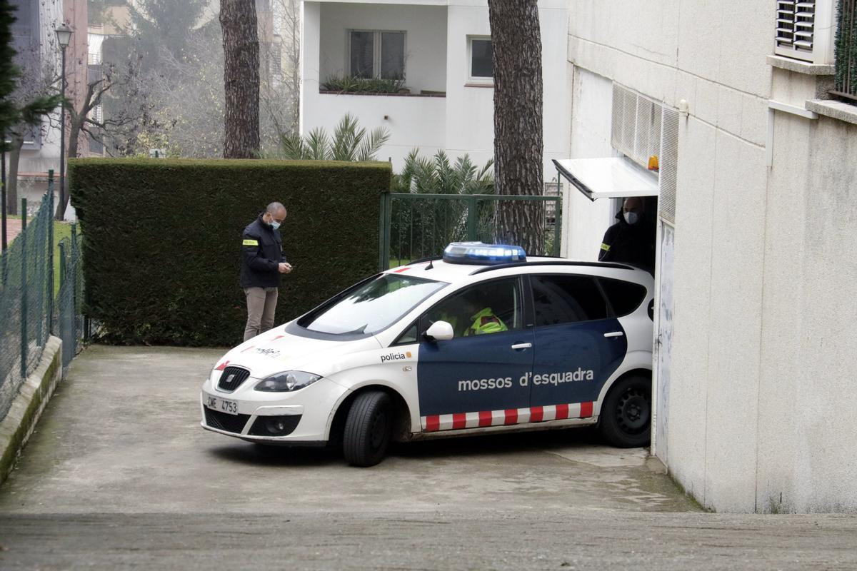 Un cotxe dels Mossos d'Esquadra s'endú la detinguda en relació a la mort de la dona trobada lligada en un pis de Girona