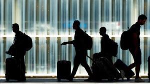 Pasajeros en transito en el aeropuerto de Barcelona.