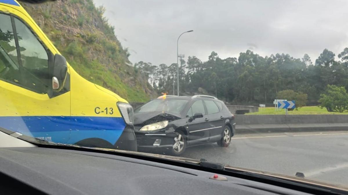 Vista del coche accidentado en Domaio