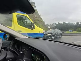 Un coche queda atravesado tras chocar contra el guardarraíl en el acceso a la AP-9 en Domaio