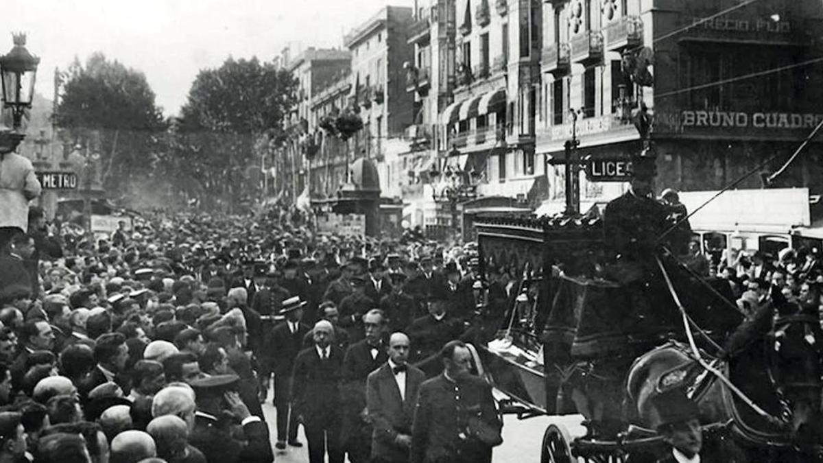 El carruaje con el féretro de Gaudí, a su paso por la Rambla.