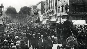 El carruaje con el féretro de Gaudí, a su paso por la Rambla.