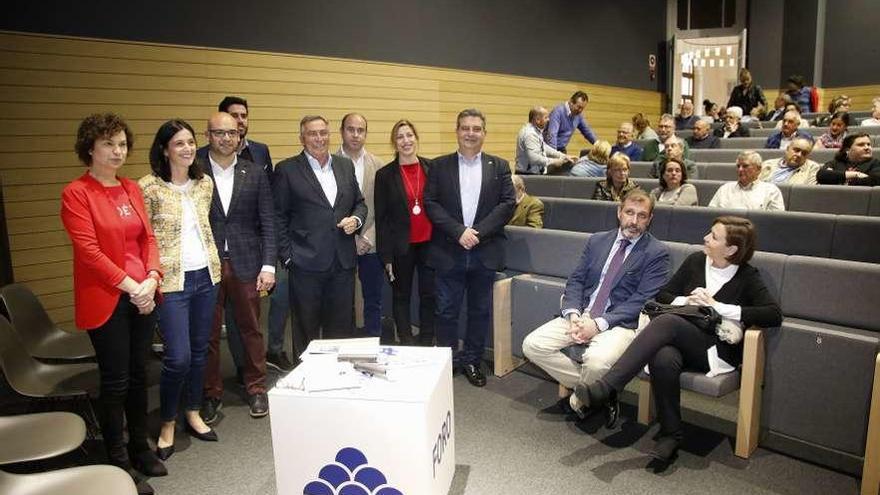 Carmen Moriyón, sentada en primera fila, contempla a Álvaro Muñiz, junto a su equipo, y a Esteban Aparicio, poco antes del inicio del acto de Foro en la Antigua Escuela de Comercio.