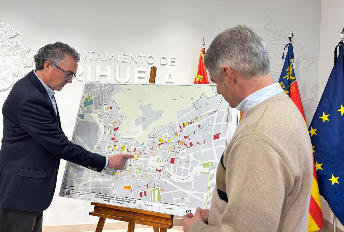 El concejal Matías Ruiz y el alcalde Pepe Vegara, en la presentación de la puesta en marcha de la ordenanza