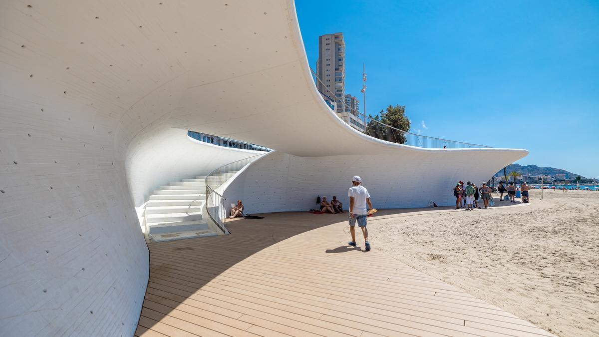 Benidorm renueva la pasarela de madera del Paseo de Poniente