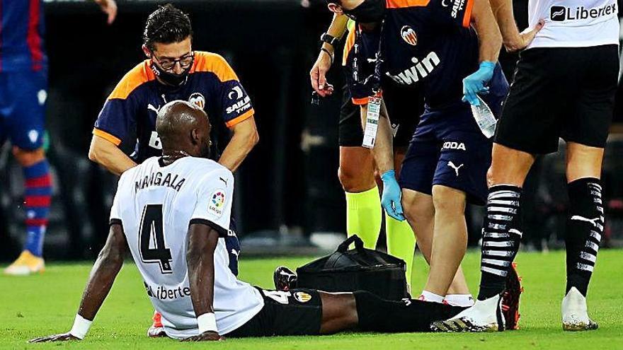 Eliaquim Mangala cae tendido al césped tras la lesión.