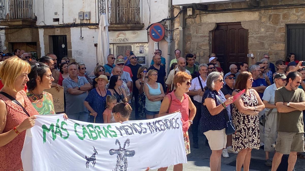 Vecinos, en la concentración celebrada este sábado en Torre de Don Miguel.