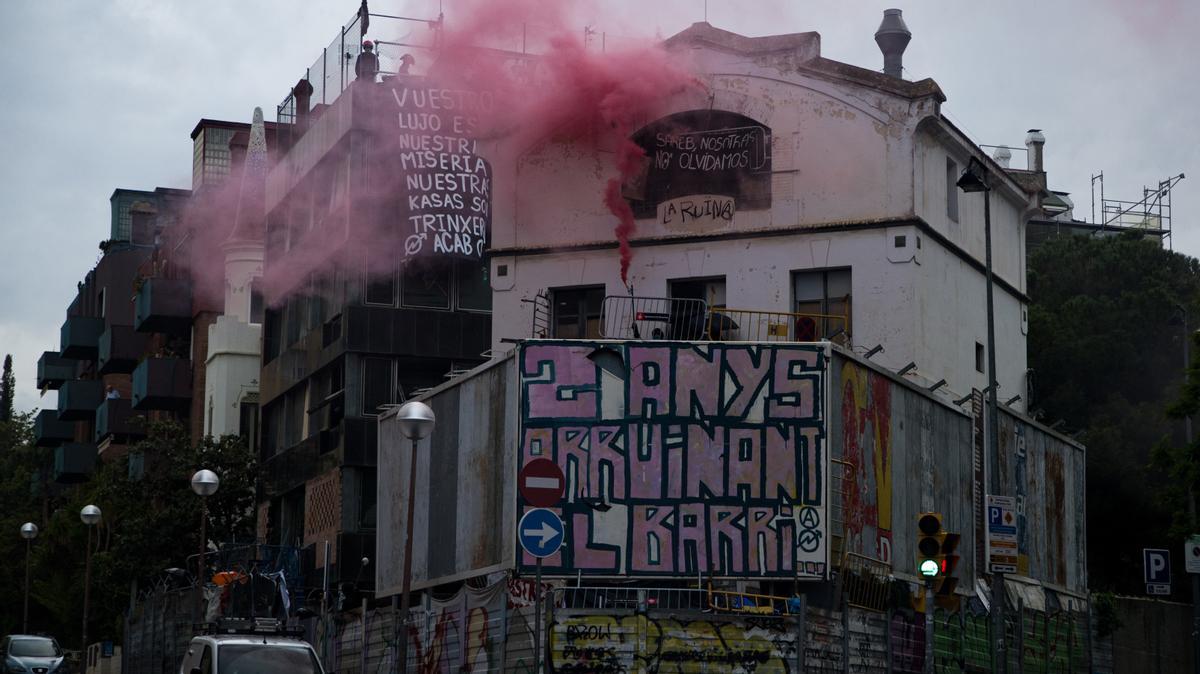 Protestas por dos fincas okupadas en la plaza Bonanova de Barcelona, denominadas 'El Kubo' y 'La Ruina'