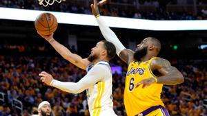 Stephen Curry penetra a canasta ante la defensa de LeBron James