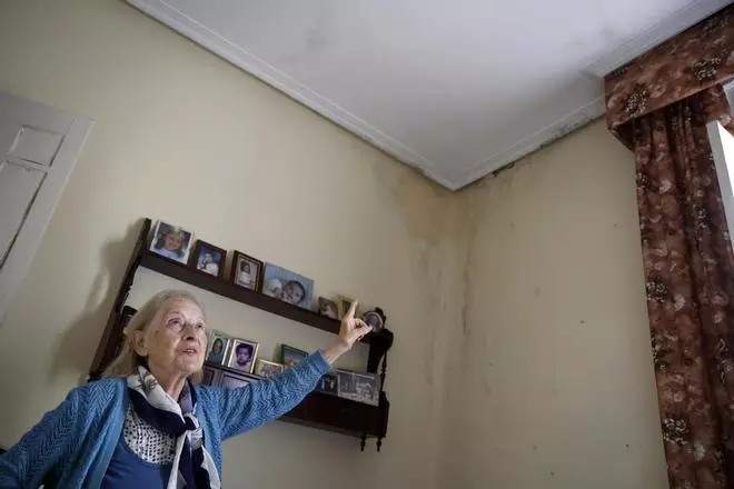 Carmela, de casi 90 años, lleva 12 meses sin dormir en casa por la Sareb