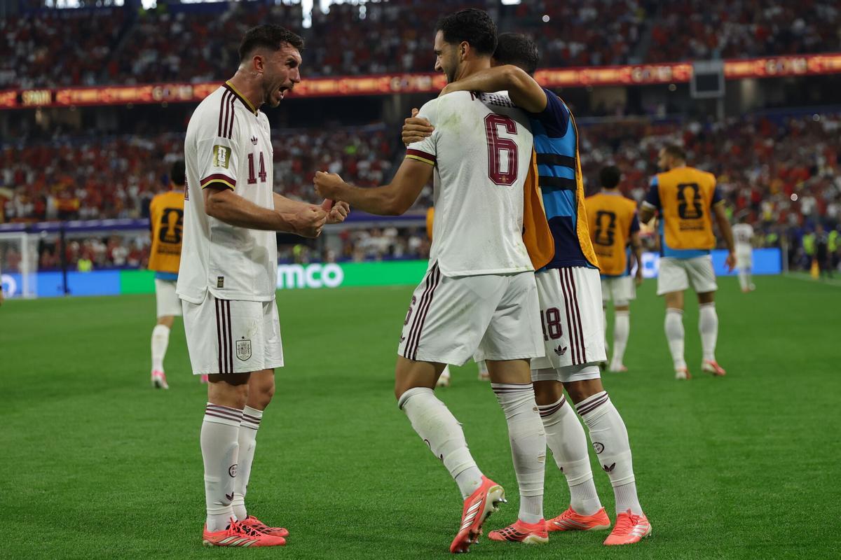 Los jugadores de España felicitan a Mikel Merino tras su gol. Los jugadores de España felicitan a Mikel Merino tras su gol.