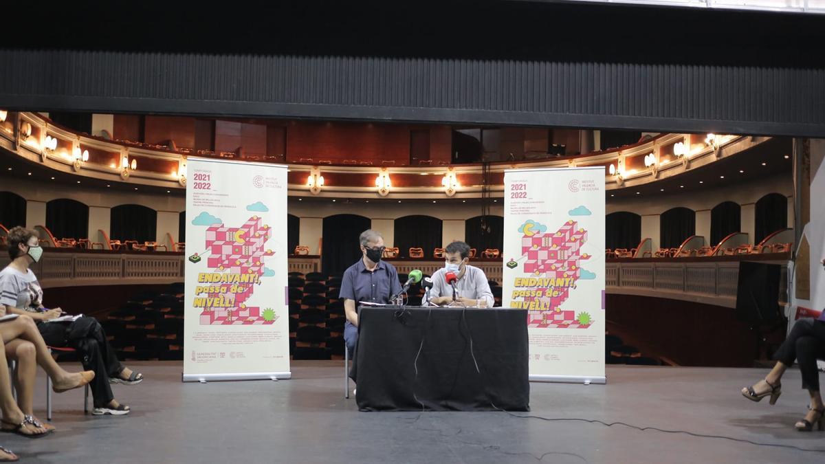 Programación 2021-2022 en el Teatro Principal de Castelló con el conseller de Educación, Cultura y Deporte, Vicent Marzà, y el delegado territorial del IVC, Alfonso Ribes.