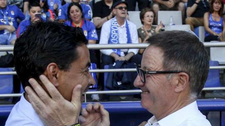 Míchel, a la izquierda, se abraza con Anquela en el Tartiere.