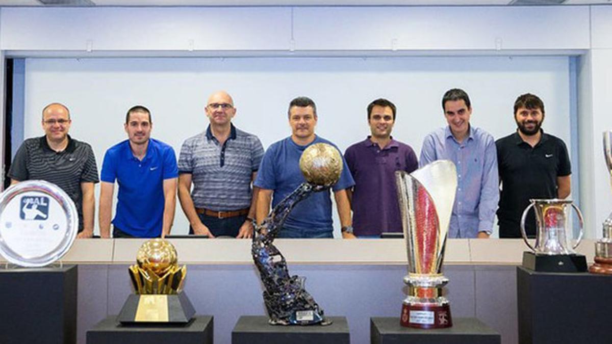 Los técnicos de la sección de balonmano, con los trofeos de la temporada