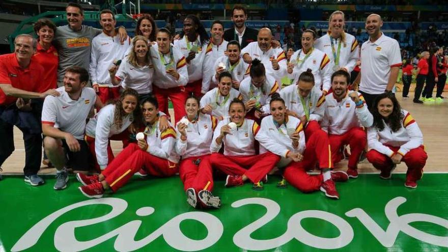 Las jugadoras y técnicos del equipo español posan con sus medallas de plata.