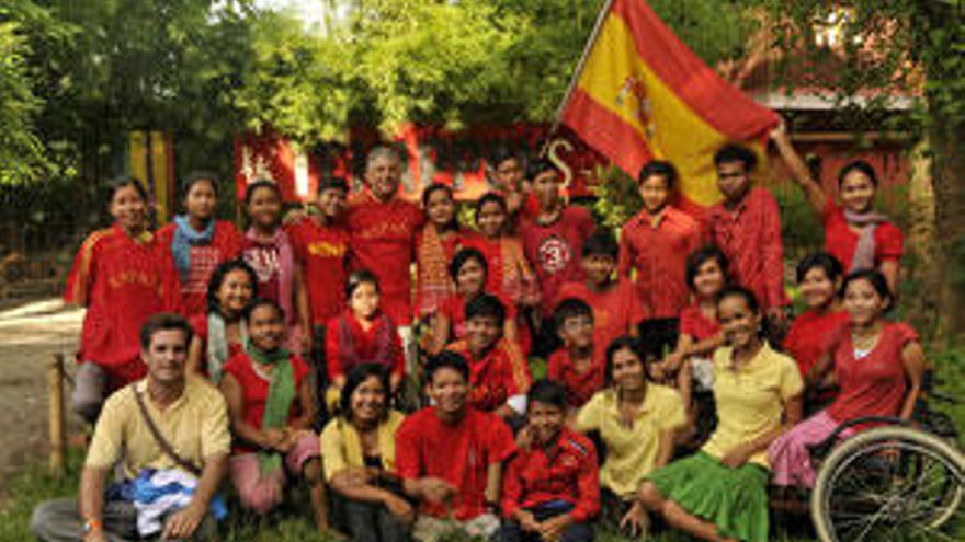 ike Figaredo, en el centro, de pie, en la imagen de la izquierda, con los jóvenes del Centro Arrupe.