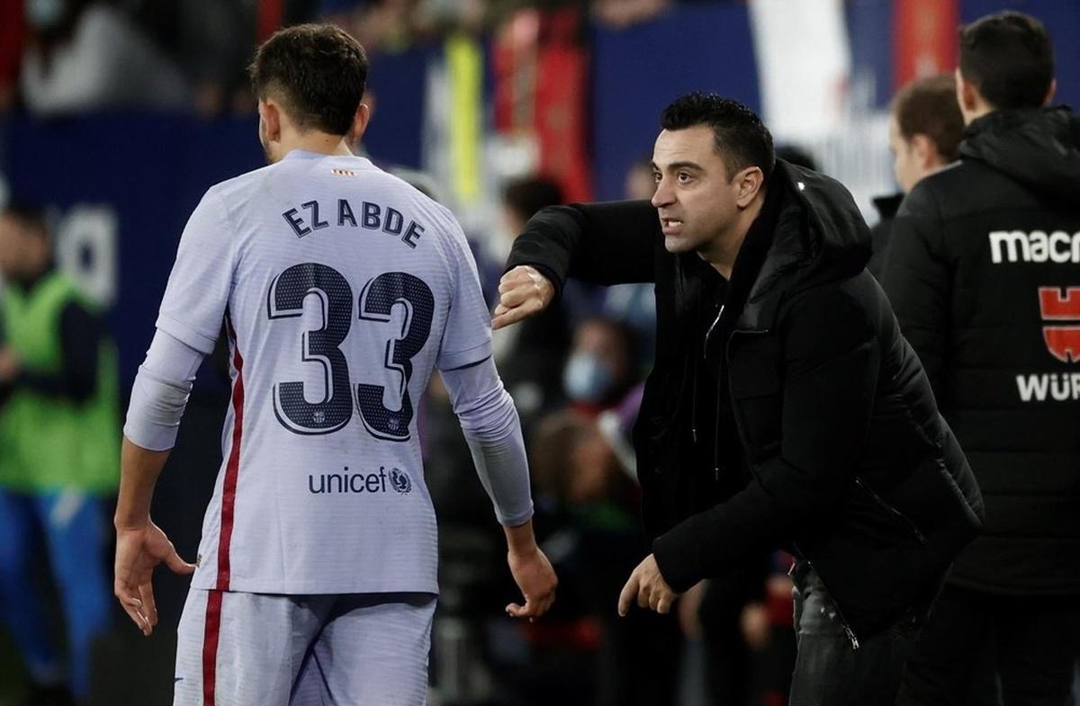 Xavi da instrucciones a Abde durante un partido de la temporada pasada