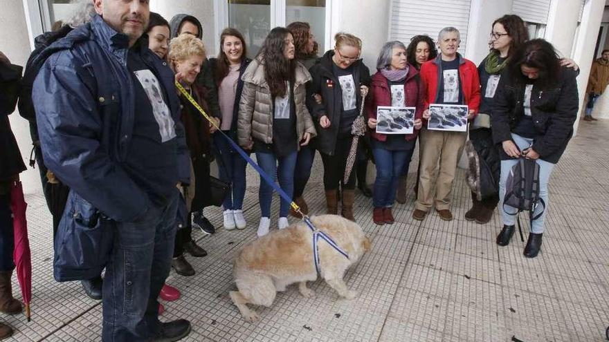 Concentración de Os Palleiros durante la celebración de este juicio con la presencia de &quot;Life&quot;. // R. V.