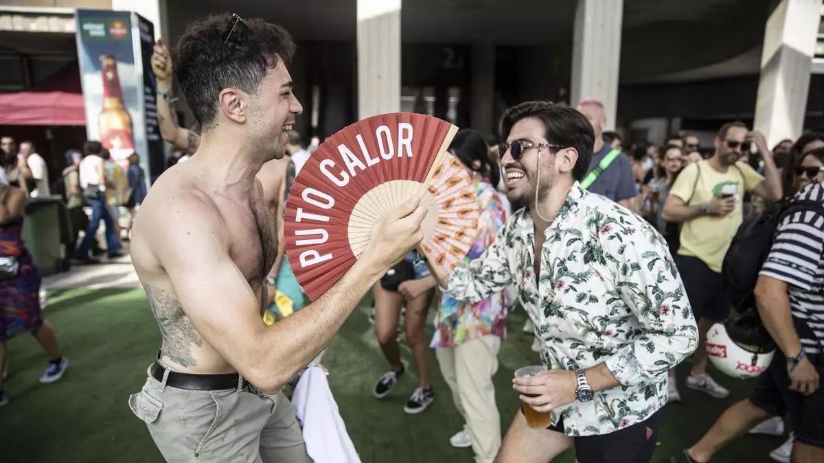 Dues espectadores combaten les altes temperatures en una edició passada del festival Sónar
