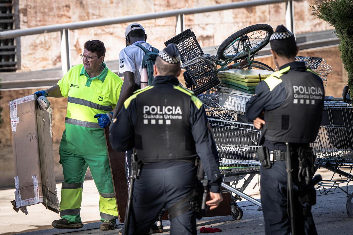 Barcelona desaloja a una treintena de personas sin hogar del parque Joan Miró