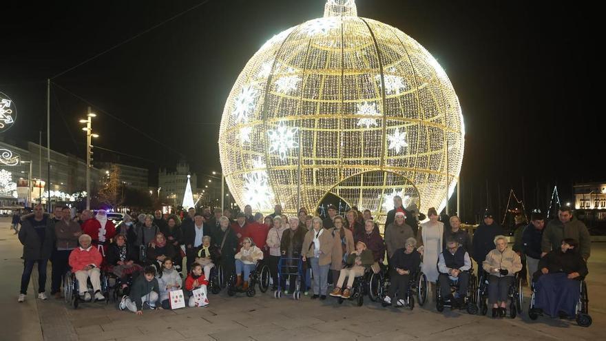 RadioTaxi lleva a mayores de Padre Rubinos a ver el alumbrado navideño en A Coruña