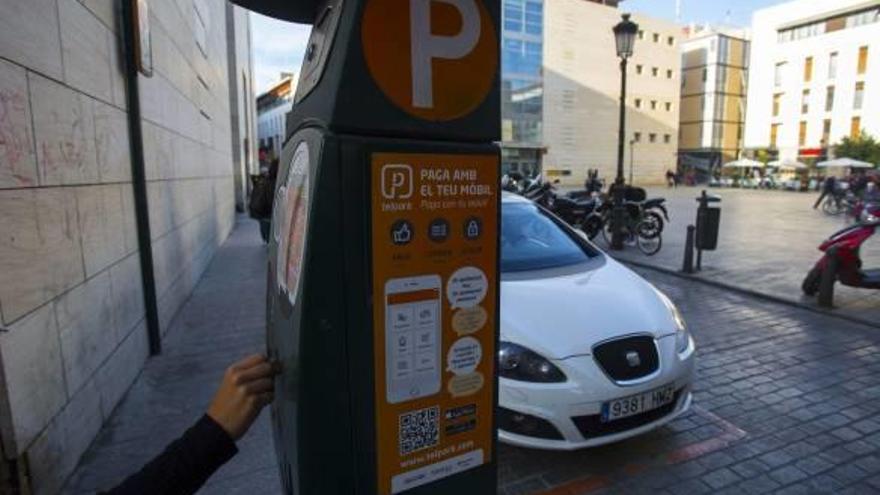 Los comerciantes piden alternativas para aparcar en Ciutat Vella si la zona naranja es exclusiva para los vecinos