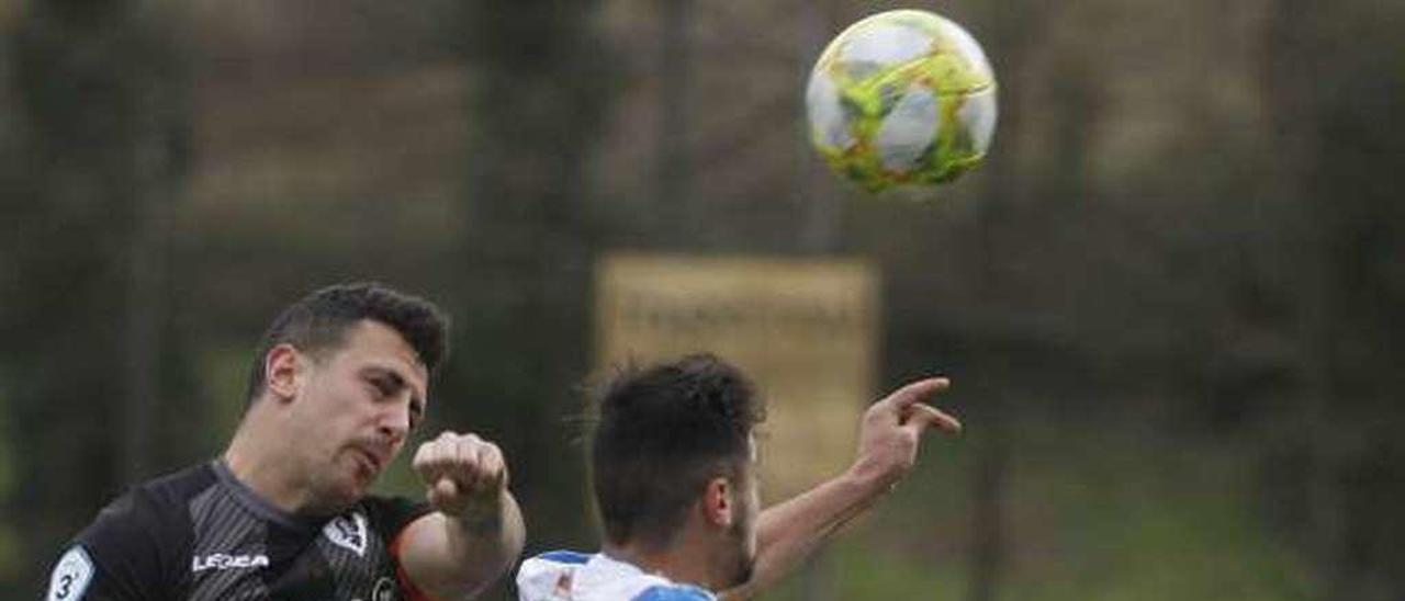 Pelayo Pedrayes, del Lealtad, disputa un balón con Vicente.