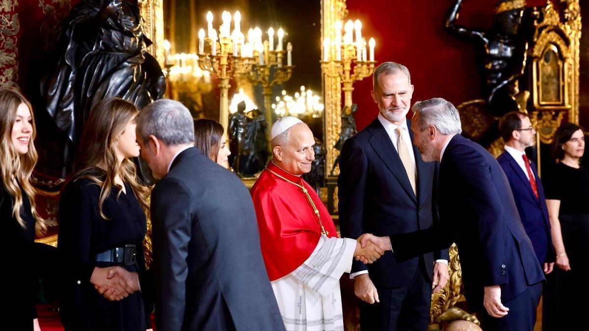 Recepción de autoridades en el Palacio Real, con el saludo del presidente de Aragón, Jorge Azcón, al papa León XIV.