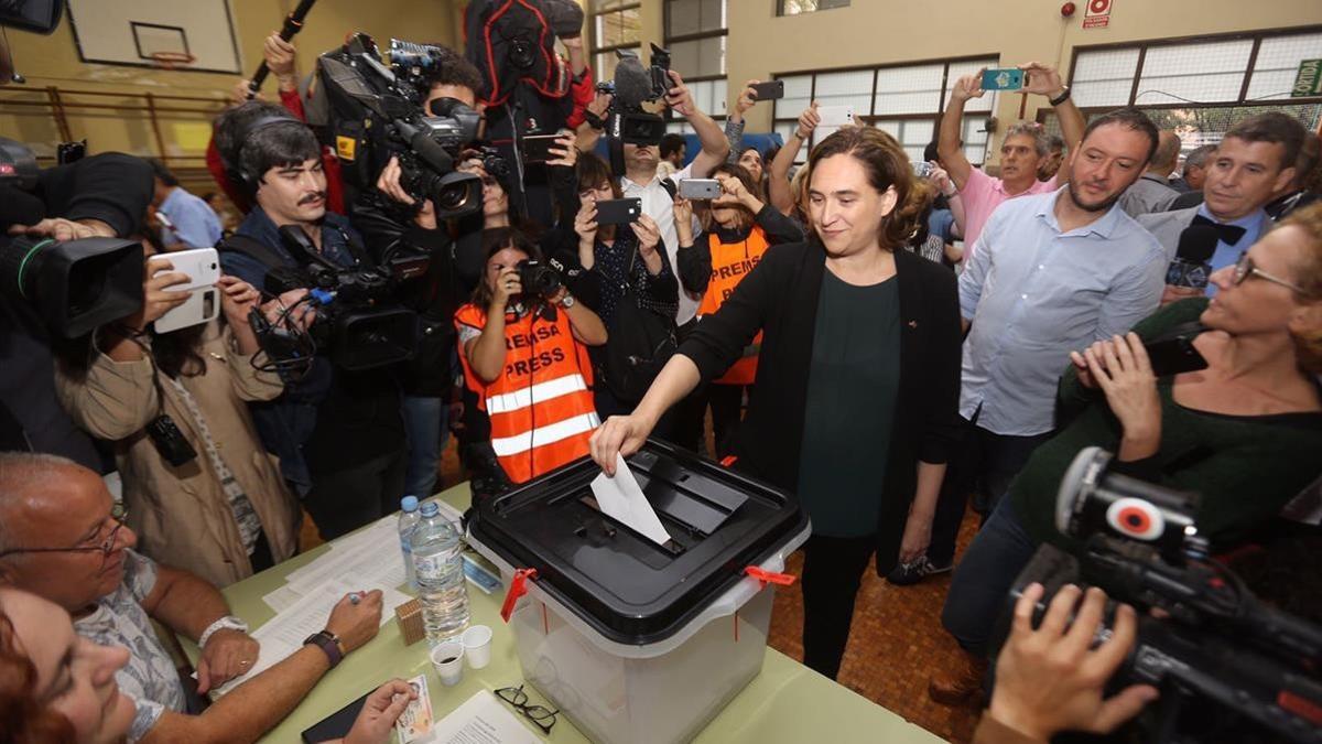 Ada Colau, alcaldesa de Barcelona, votando en La Sedeta.