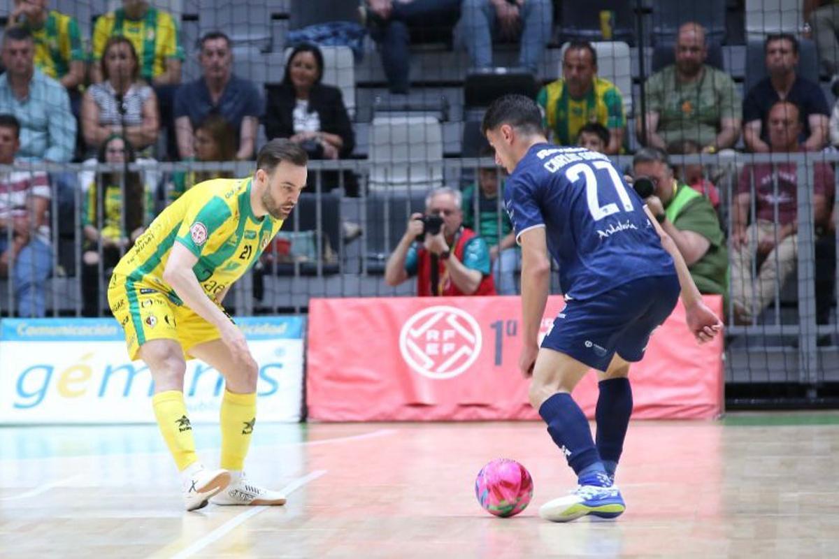 Carlos Gómez realizando un regate en el encuentro ante el Jaén Paraíso.