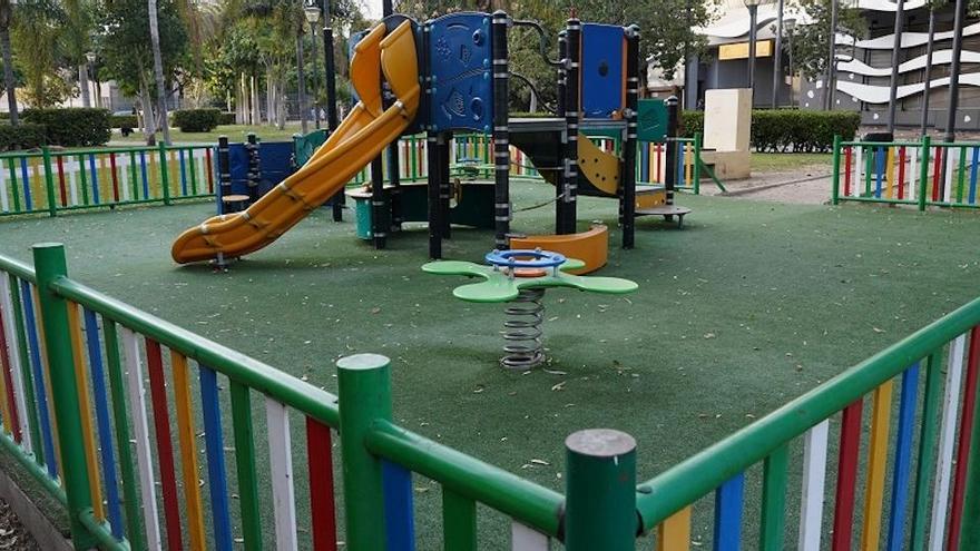 Un parque infantil de Málaga capital, precintado al iniciarse el estado de alarma.