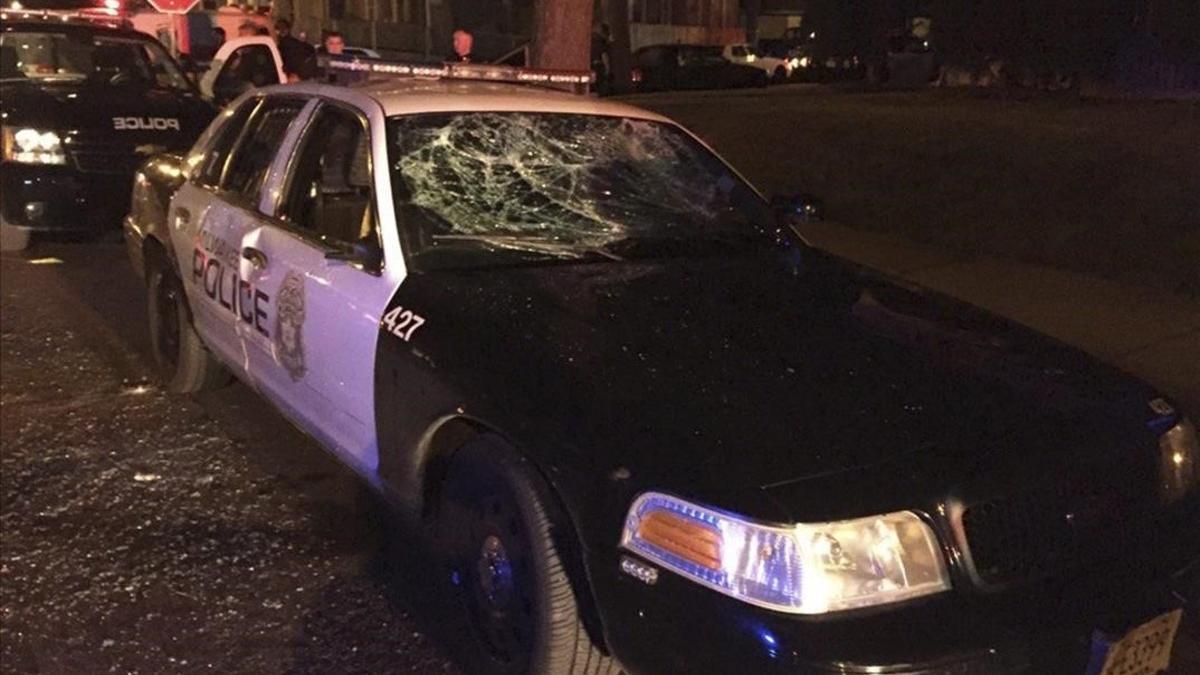 Un coche policial dañado en las protestas en Milwaukee, en Wisconsin.