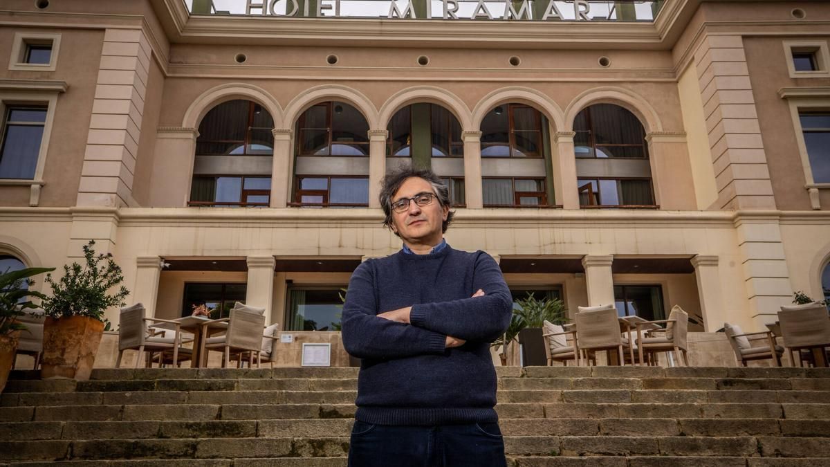 Gonzalo Torné delante del hotel Miramar de Montjuic, donde transcurre parte de 'Brujería', su última novela.