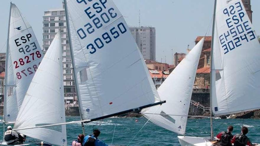 Los tres primeros clasificados en snipe, durante la regata.