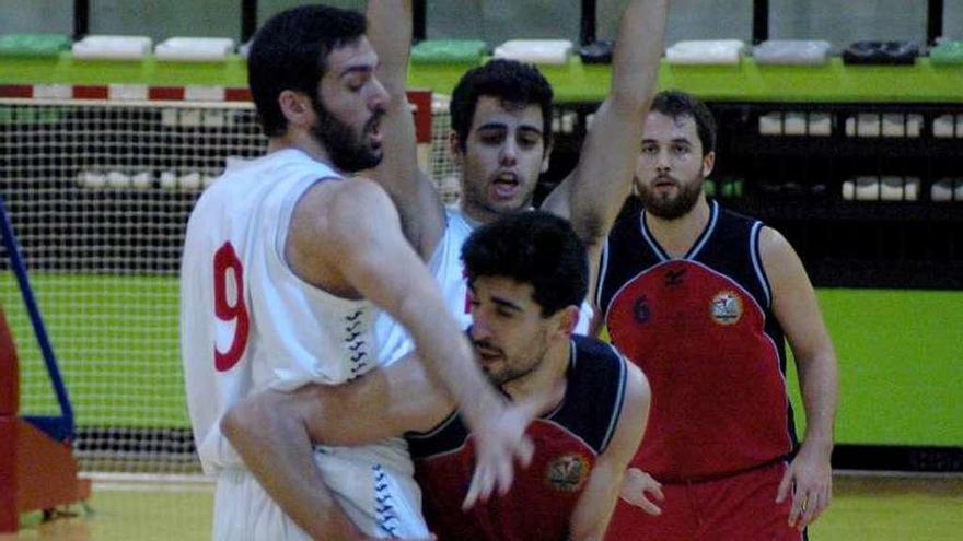 Óscar García, del Seis do Nadal, pasa el balón. // R.R.