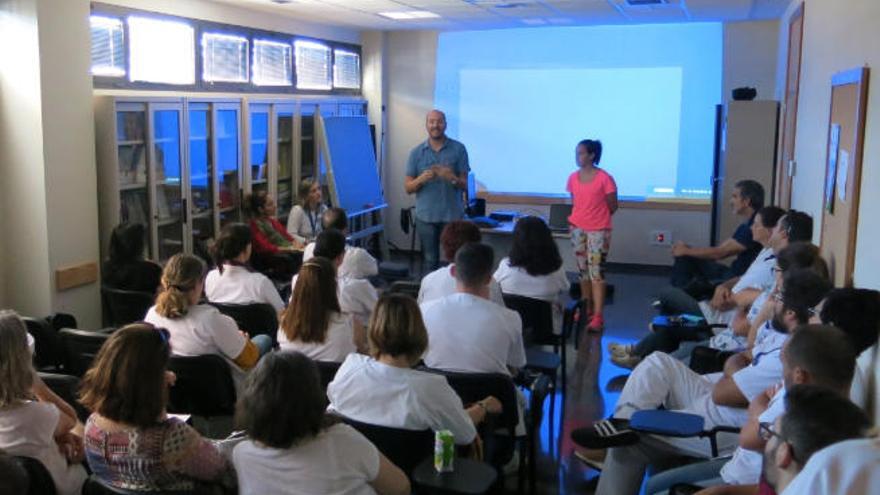 Los profesionales del centro de salud de El Doctoral reciben información sobre las actividades para mayores.