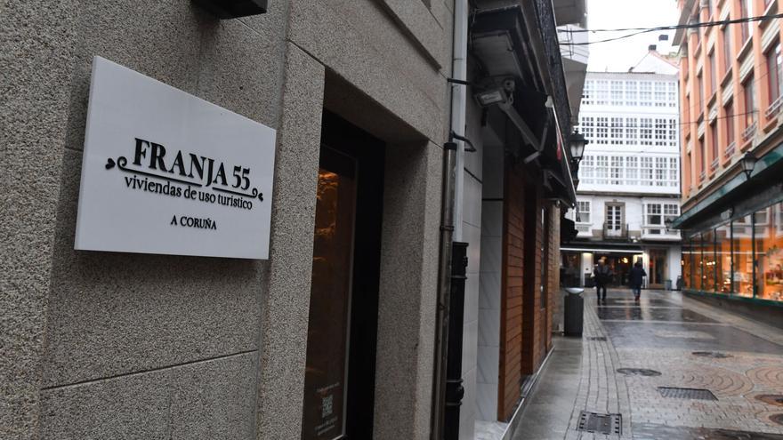 El efecto dominó de las restricciones a los pisos turísticos en Galicia: en A Coruña caen un 6% las plazas y en Santiago se hunden un 16%
