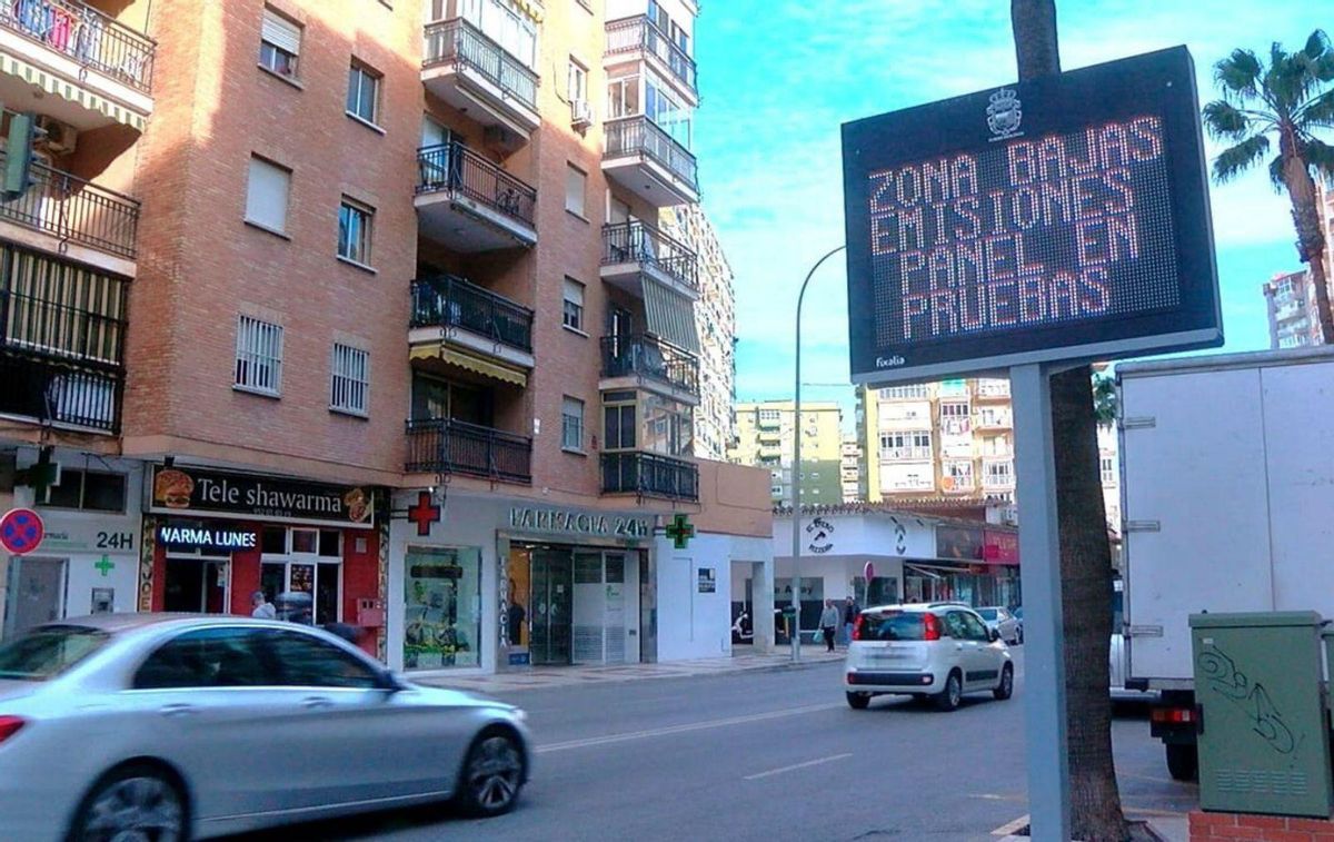 Panel en pruebas de la Zona de Bajas Emisiones en Torremolinos. | L.O.