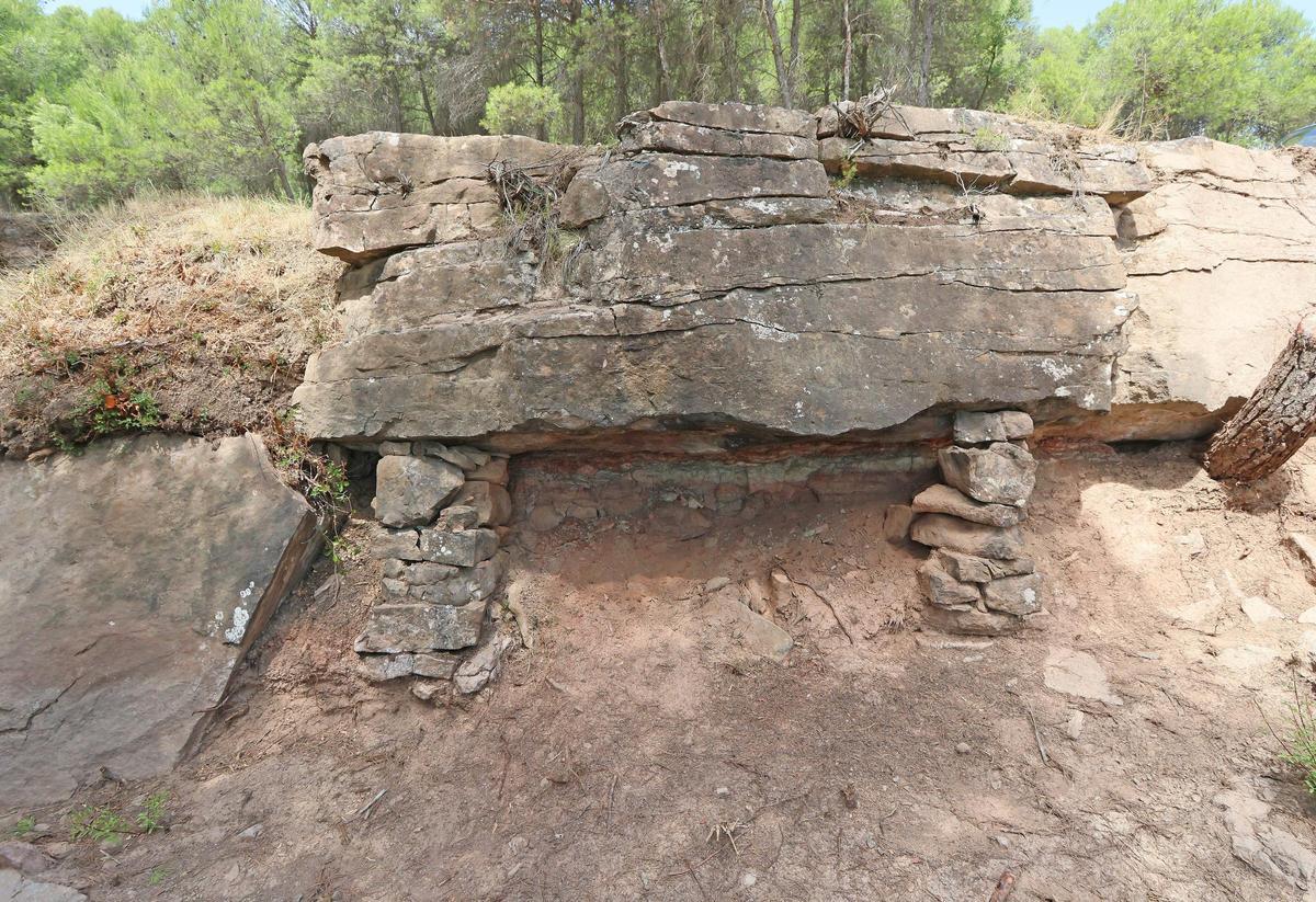 Els primers habitants van aprofitar la roca com a paret i part del sostre del seu mas