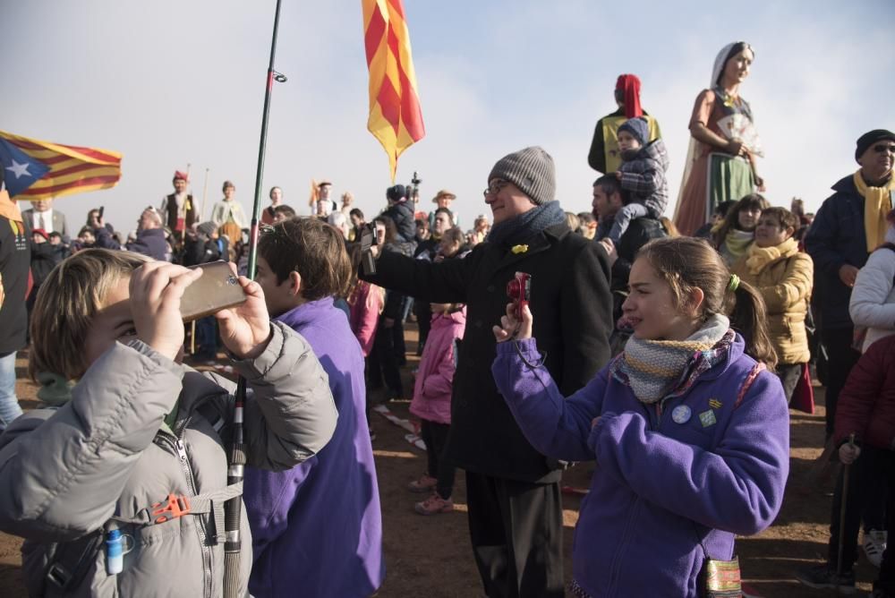 Lledoners s'omple de gegants i gegantons en una trobada inèdita