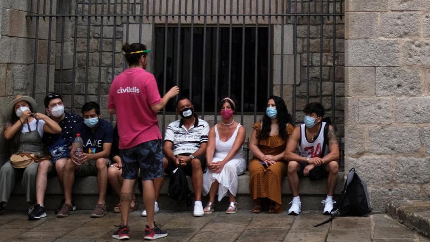 Varias personas en un tour turístico en Barcelona.