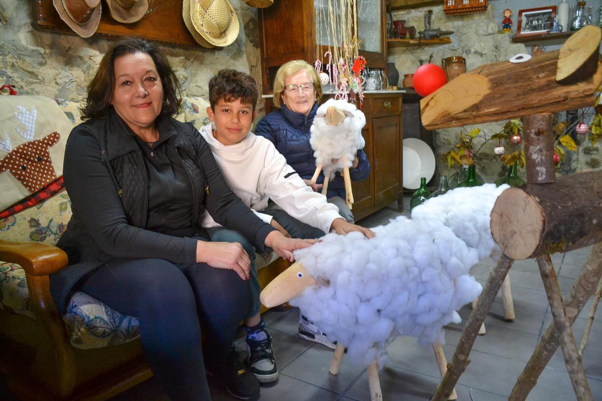 Mari Ángeles Muñiz, Lucas Jimenez y Matilde Barrio con algunas de las ovejinas que repiten protagonismo este año en su casa.