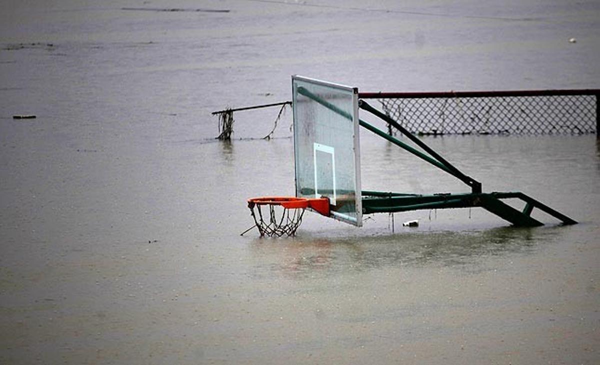 Una pista de bàsquet de la Xina, a l’àrea de Banshan Cun (província de Zhejiang), apareixia inundada aquest divendres després de les pluges torrencials que han afectat aquest dijous parts del sud i el centre del país. A causa del temporal, centenars de milers de persones s’han vist obligades a abandonar casa seva.