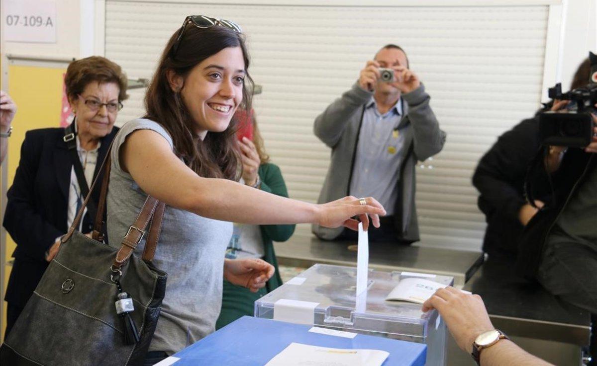 Anna Saliente vota en la escuela Mare Nostrum de Horta, en Barcelona.