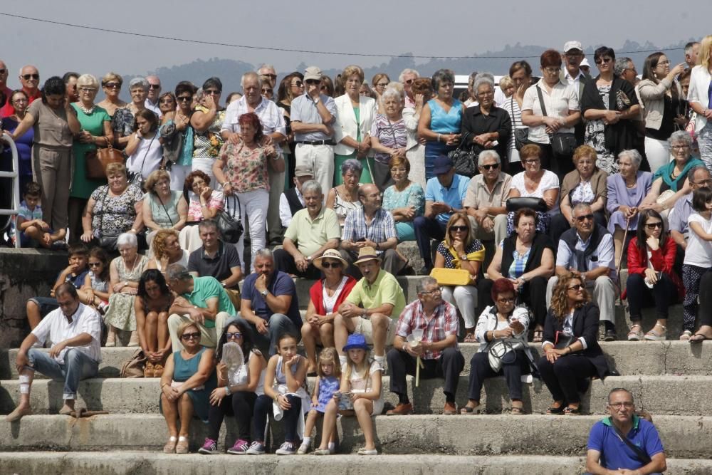 Meira se vuelva en la ofrenda a los marineros