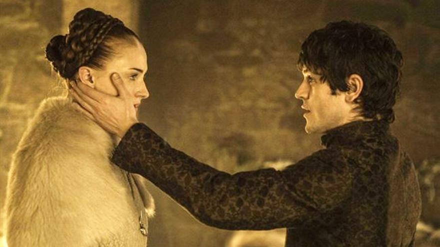 Una imagen de Sansa y Ramsay Bolton.