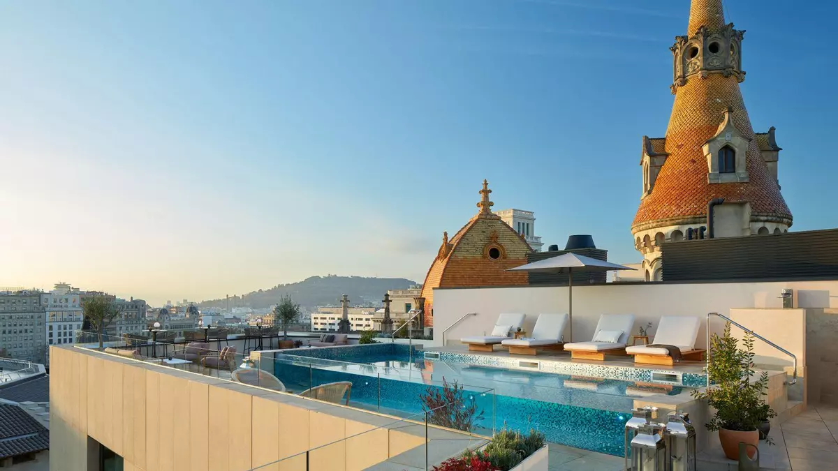 Barcelona desde las alturas: azoteas de hoteles donde comer y beber bien que marcarán la pauta este verano