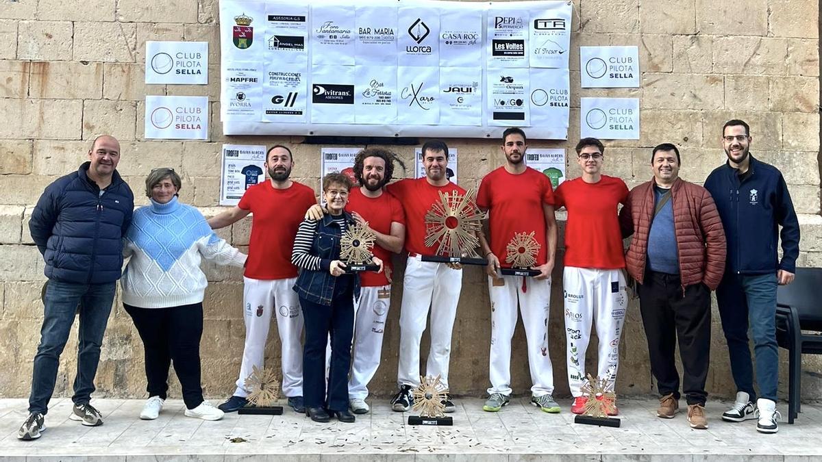 Los campeones del evento posan con los trofeos.